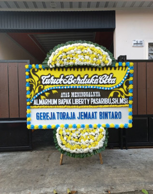 Papan Bunga Duka di Tegal Alur